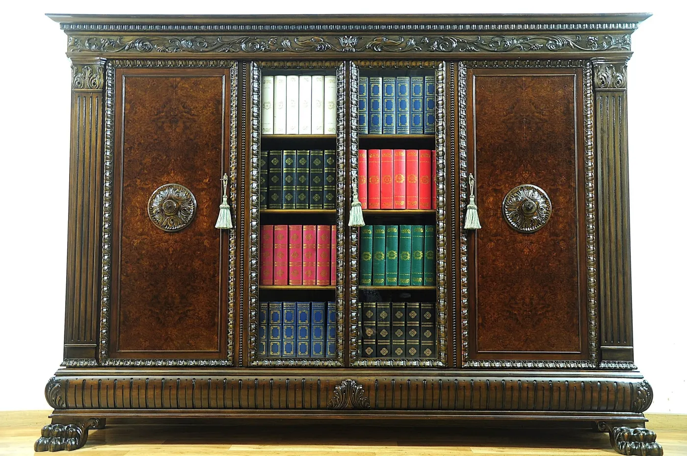 Biblioteka-witryna orzechowa, neorenesans — zdjęcie główne