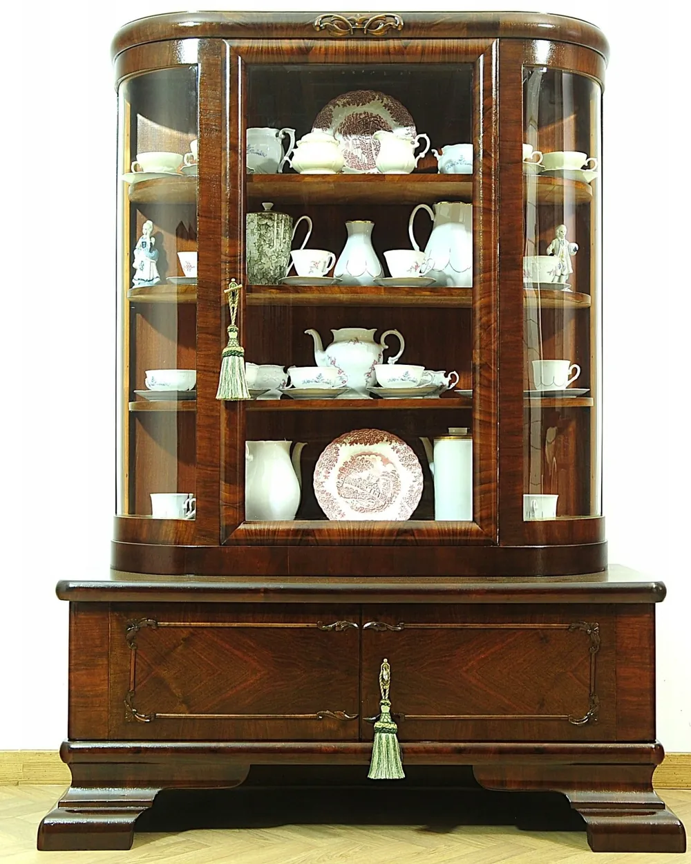 Witryna-serwantka art déco z naszej oferty, wypełniona porcelaną
