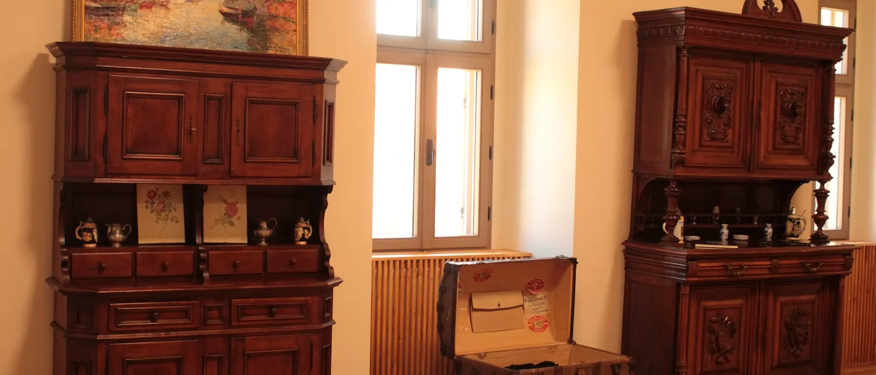 Dwa odrestaurowane kredensy neorenesansowe ustawione we wnętrzu